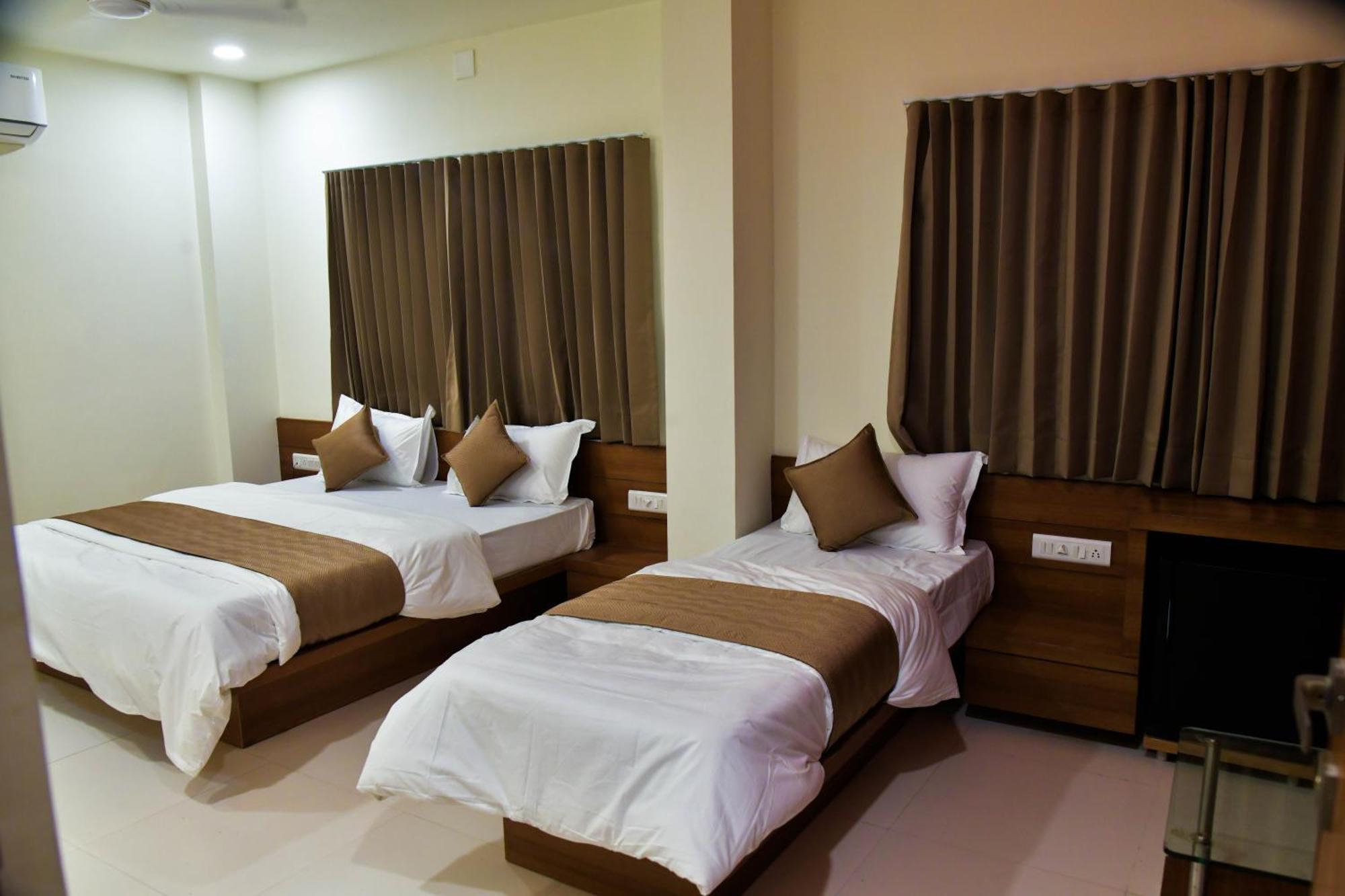Hotel Ashooka Inn Gandhinagar Exterior photo